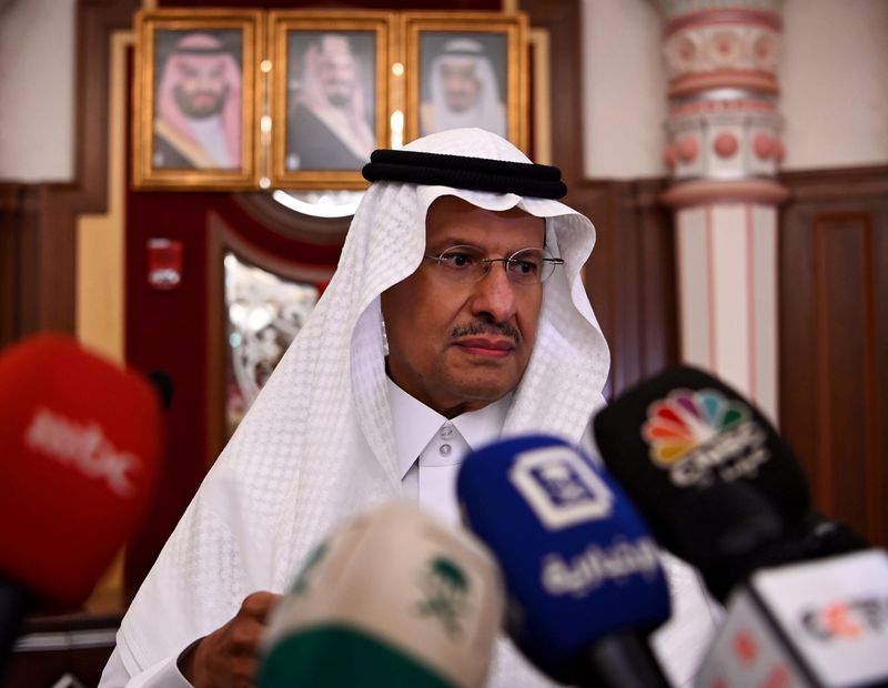 © Reuters. FILE PHOTO: Saudi Energy minister Prince Abdulaziz bin Salman is pictured during a news conference in Jeddah