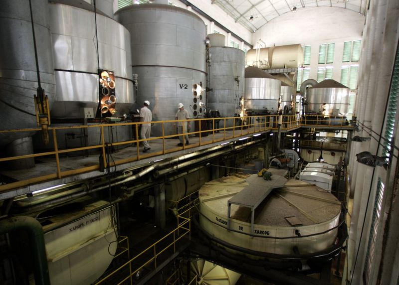© Reuters. Usina para produção de açúcar em Sertãozinho (SP)