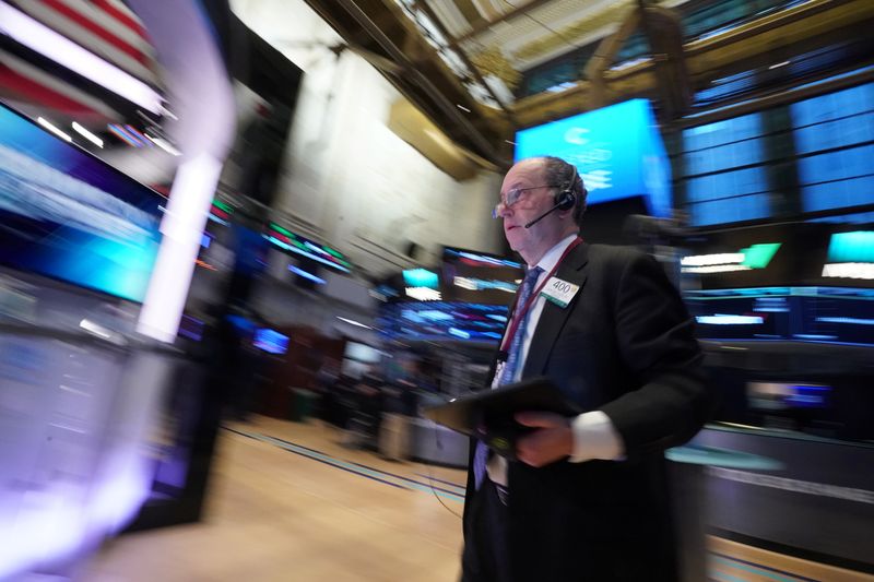 © Reuters. A trader works on the floor of the New York Stock Exchange
