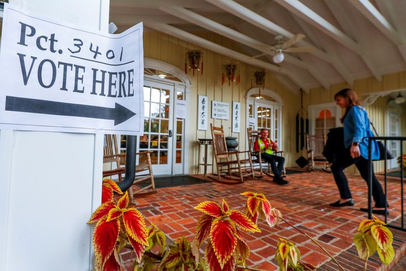 © Reuters. FILE PHOTO: Midterm election polling place in Tallahassee