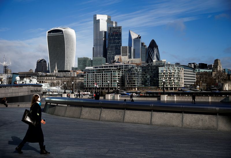 © Reuters. City of London financial district can be seen, whilst British stocks tumble as investors fear that the coronavirus outbreak could stall the global economy, in London