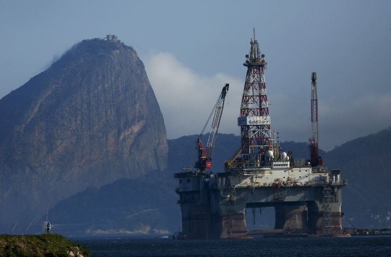 © Reuters. Plataforma de petróleo na Baía de Guanabara, Rio de Janeiro