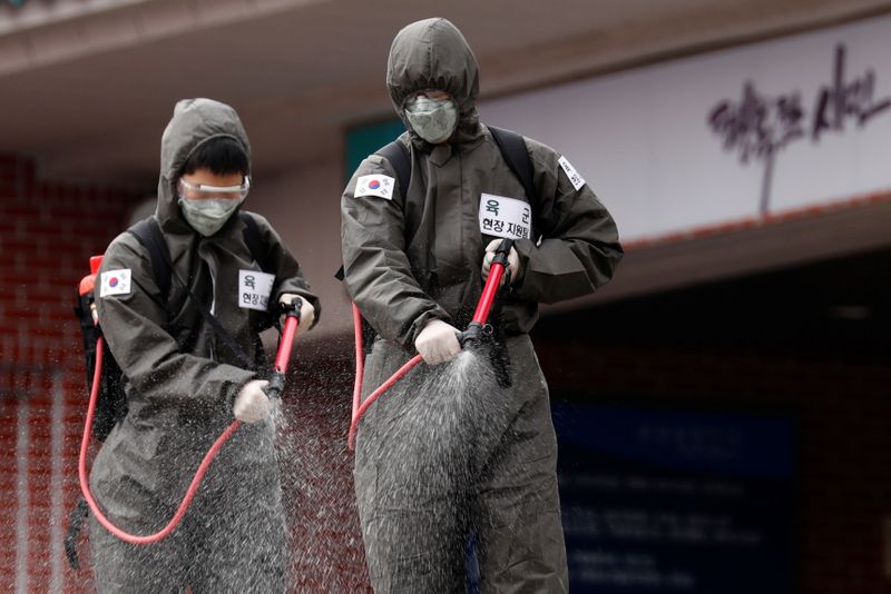 © Reuters. 韓国、新型コロナ感染者35人増えて7513人　ペースは鈍化