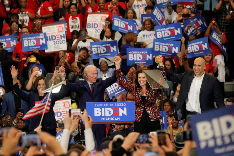 © Reuters. Democratic U.S. presidential candidate and former Vice President Joe Biden U.S. Senator Kamala Harris, Michigan Governor Gretchen Whitmer and U.S. Senator Cory Booker during a campaign stop in Detroit, Michigan