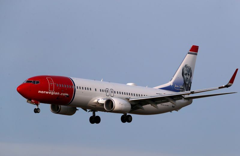 © Reuters. FILE PHOTO: Norwegian Air Sweden Boeing 737-800 plane SE-RRJ approaches Riga International Airport in Riga