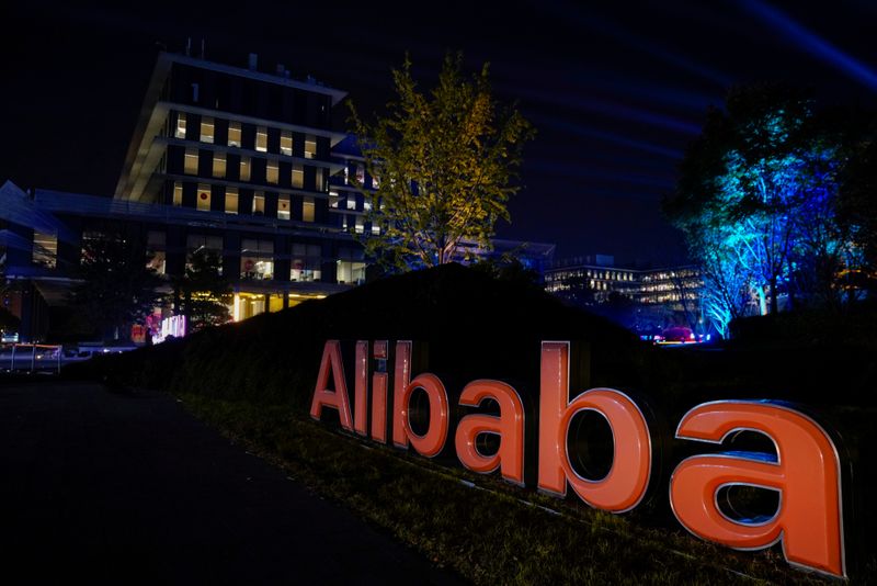 © Reuters. FILE PHOTO - The logo of Alibaba Group is seen at the company's headquarters in Hangzhou