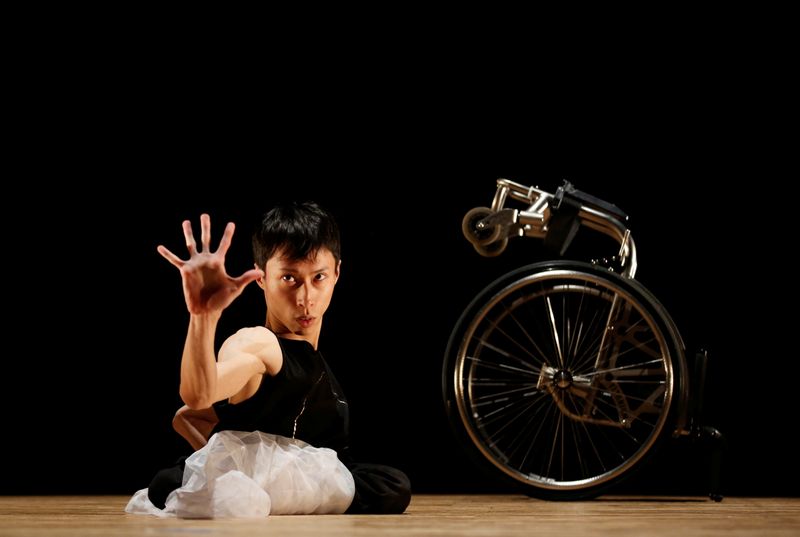 أولمبياد أم لا.. راقص ياباني على كرسي متحرك لديه رسالة: التنوع رائع