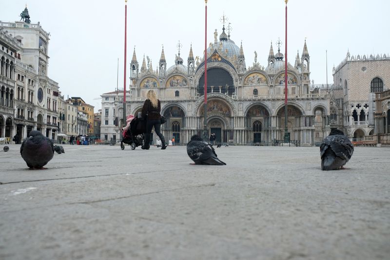 © Reuters. St. Mark's Square is virtually deserted after a decree orders for the whole of Italy to be on lockdown in an unprecedented clampdown aimed at beating the coronavirus