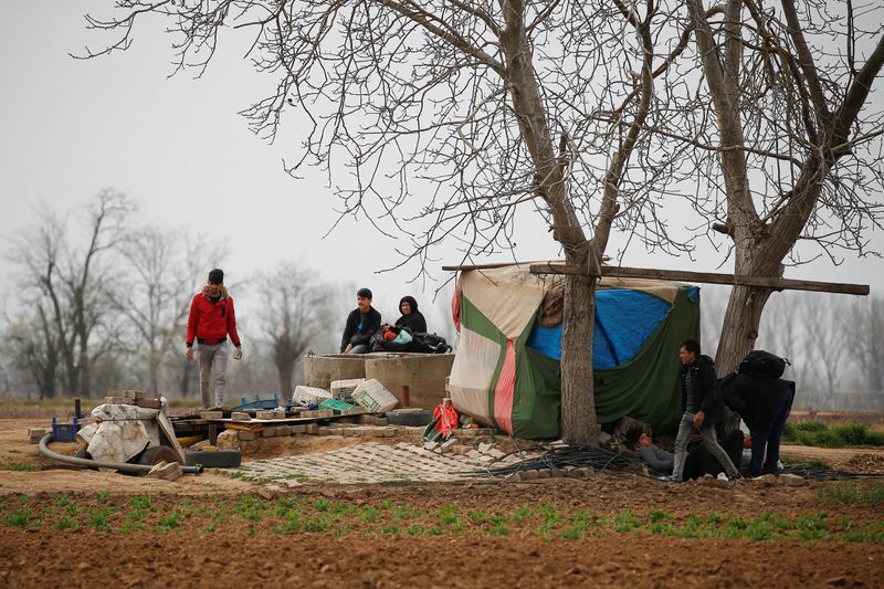 اليونان تمنع دخول 963 مهاجرا في مواجهة على الحدود مع تركيا