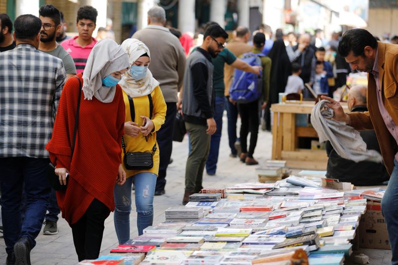 بائعو الكتب في بغداد يقولون إنهم لن يسمحوا ‭‬لكورونا بوقف نشاطهم