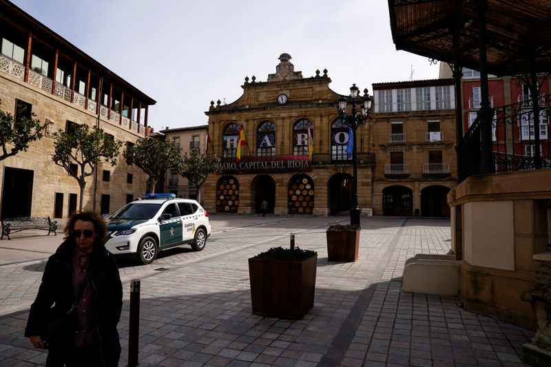 L'Espagne restreint les rassemblements dans les zones à risques, le Parlement en congé