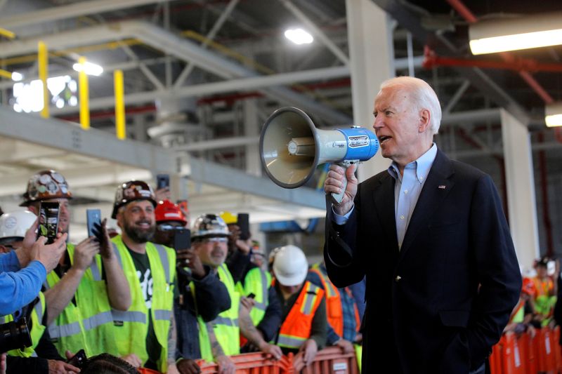 © Reuters. Democratic U.S. presidential candidate Biden greets workers during campaign stop at FCA Mack Assembly plant in Detroit, Michigan