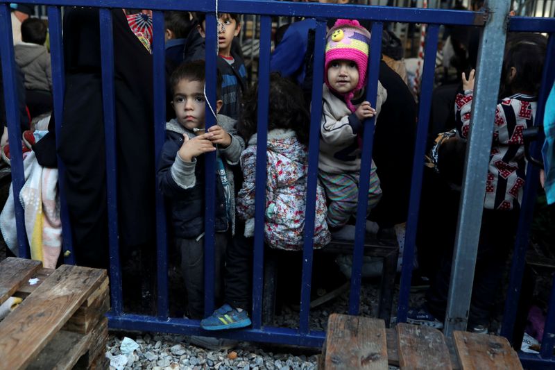 © Reuters. برلين ستستقبل ما يصل إلى 100 طفل من مخيمات اللاجئين في اليونان