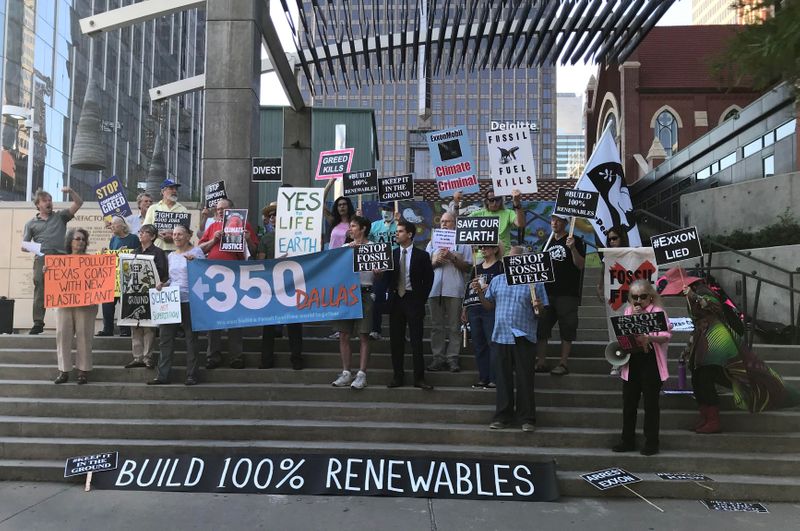 © Reuters. FILE PHOTO: Protesters gather outside the Exxon shareholders' meeting in Dallas