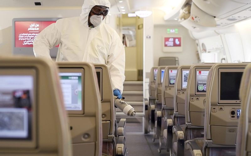 Companhias aéreas globais buscam sobrevivência diante de restrições a viagens