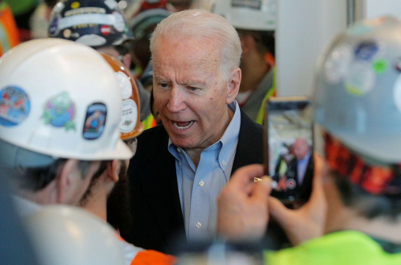 © Reuters. Democratic U.S. presidential candidate and former Vice President Joe Biden argues with a worker about his positions on gun control during a campaign stop at a plant in Detroit, Michigan