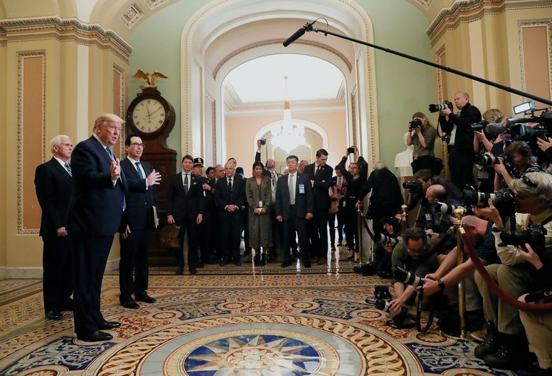 © Reuters. Presidente dos EUA, Donald Trump, faz comentários sobre o coronavírus após almoço com senadores no Capitólio, em Washington