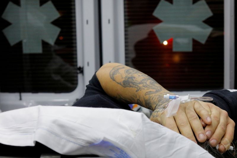 © Reuters. FILE PHOTO: Boston-area paramedics face front lines of U.S. opioid crisis