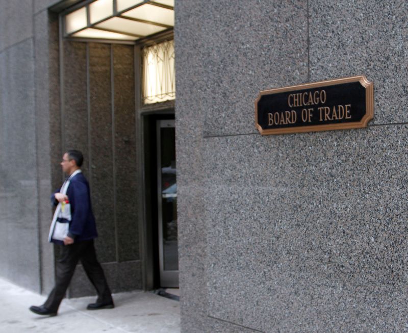 © Reuters. FILE PHOTO:  A trader walks out of the CME group at the Chicago Board of Trade in Chicago