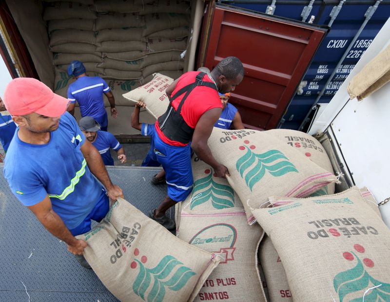 © Reuters. Trabalhadores carregam contêiner com sacas de café para exportação no Porto de Santos (SP)