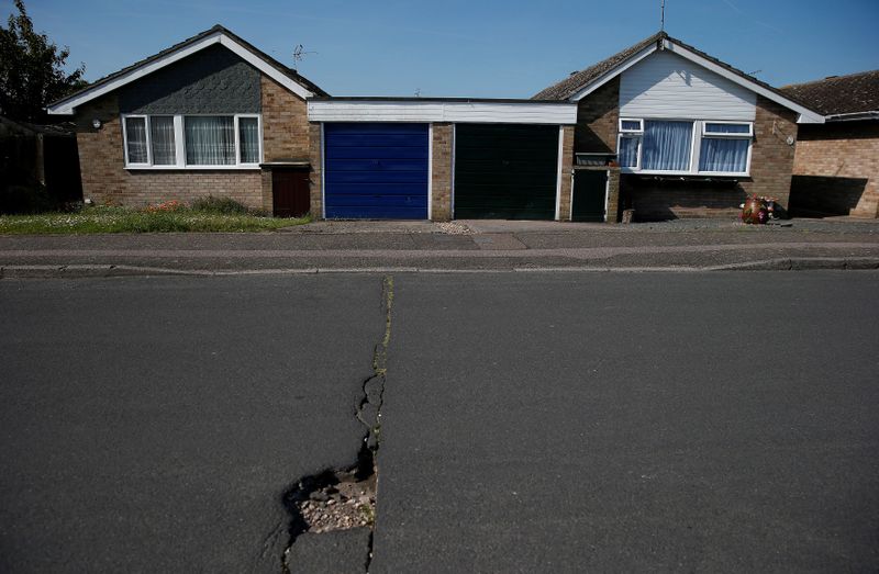 UK to spend extra 2.5 billion pounds on road repairs