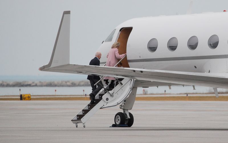 © Reuters. Democratic U.S. presidential candidate and former Vice President Joe Biden reboards his campaign plane shortly after arriving in Cleveland to depart after canceling rally over coronavirus concerns in Cleveland, Ohio