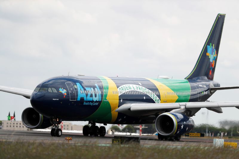 © Reuters. Aeronave da Azul se prepara para decolagem no aeroporto de Lisboa, Portugal