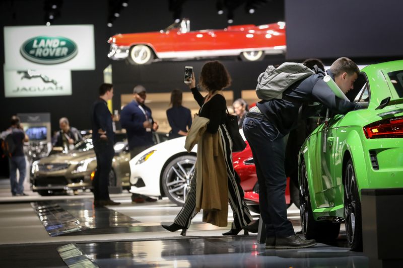 © Reuters. Público confere veículos expostos no salão do automóvel de Nova York do ano passado