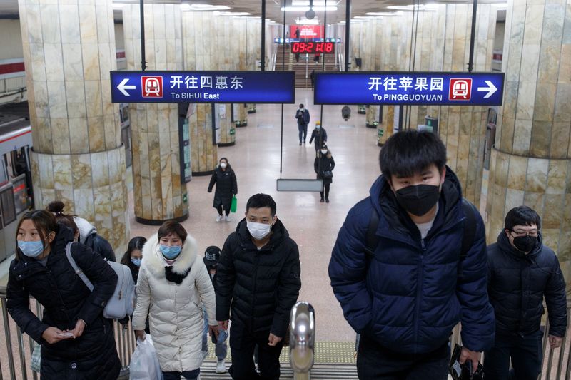 © Reuters. People wear face masks as they change subway lines in Beijing as the country is hit by an outbreak of the novel coronavirus