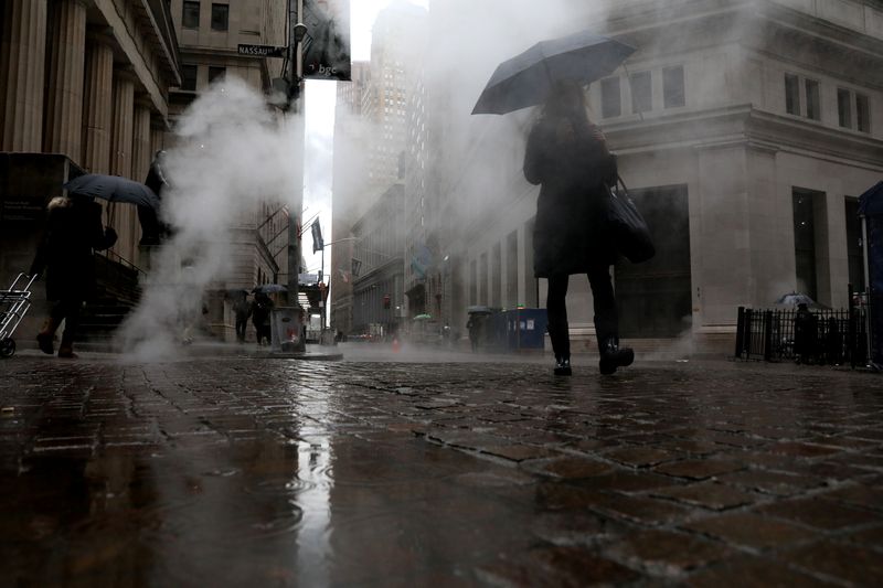 © Reuters. Women walk in the rain in the financial district in Lower Manhattan in New York City