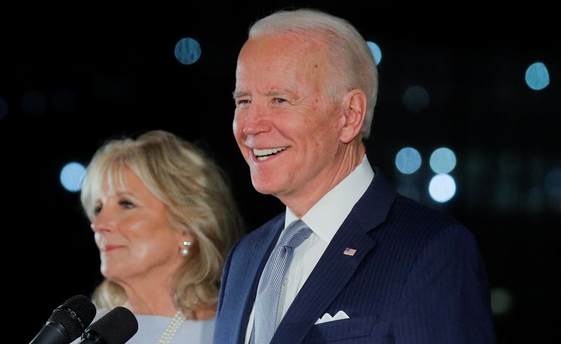 © Reuters. Democratic U.S. presidential candidate and former Vice President Joe Biden smiles as he speaks during a primary night news conference in Philadelphia