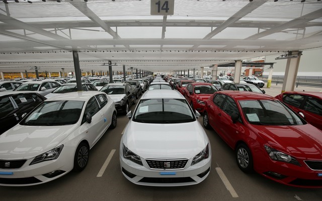 © Reuters. FOTO DE ARCHIVO: Coches terminados en la planta de Seat en Martorell, cerca de  Barcelona