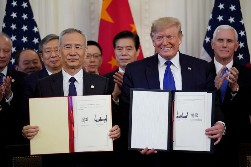 © Reuters. FOTO DE ARCHIVO: El presidente de Estados Unidos, Trump, celebra la ceremonia de firma de comercio entre Estados Unidos y China en la Casa Blanca en Washington