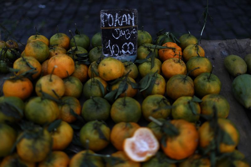 © Reuters. Frutas à venda no Rio de Janeiro