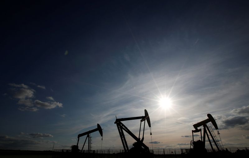 Нефть дешевеет более чем на 2% из-за планов Saudi Aramco увеличить мощности по добыче