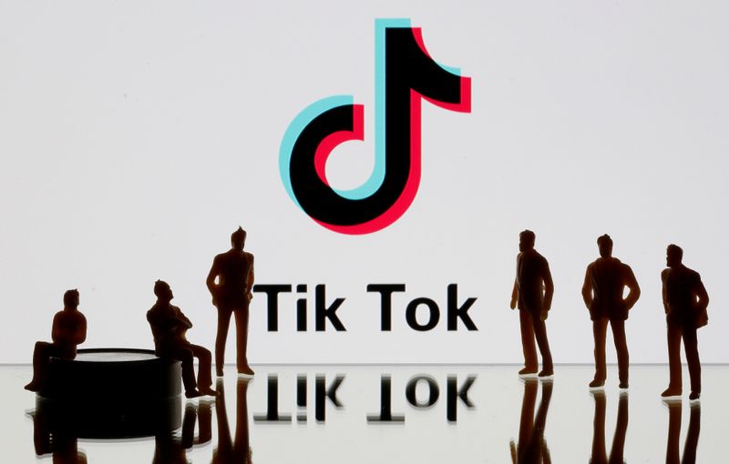 © Reuters. FOTO DE ARCHIVO: Una figura impresa en 3-D se ve en frente del logo de Tik Tok