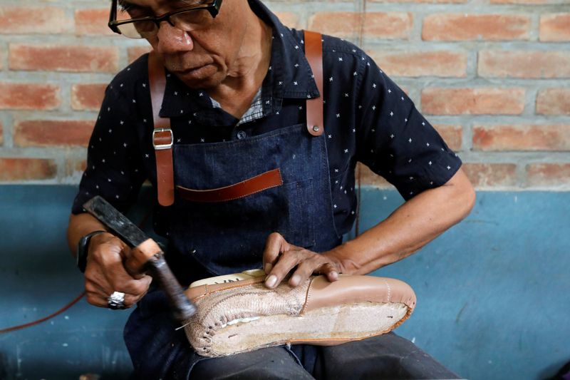 في إندونيسيا.. أحذية مصنوعة من أرجل الدجاج