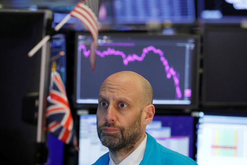 © Reuters. A trader works on the floor of the New York Stock Exchange (NYSE) in New York City, New York