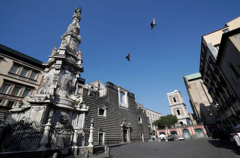 © Reuters. Rua vazia em segundo dia de isolamento devido ao coronavírus em Nápoles, na Itália
