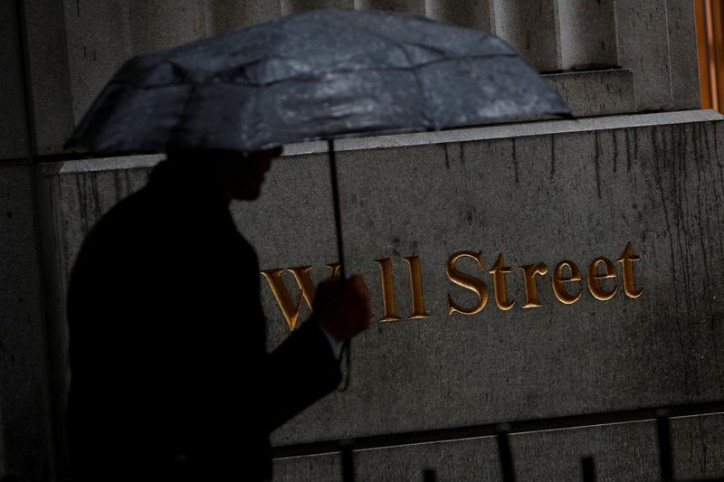 Wall Street tem forte queda com falta de detalhes sobre estímulo