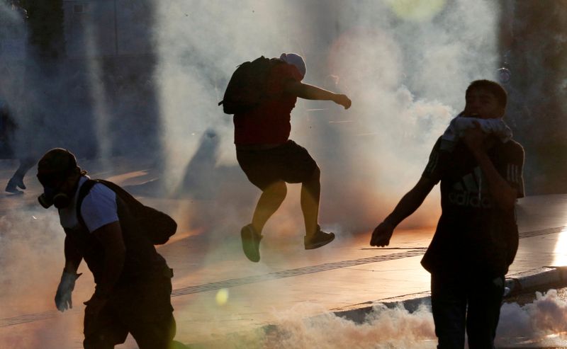 © Reuters. FILE PHOTO: FILE PHOTO: International Women's Day protests in Valparaiso, Chile on March 8, 2020