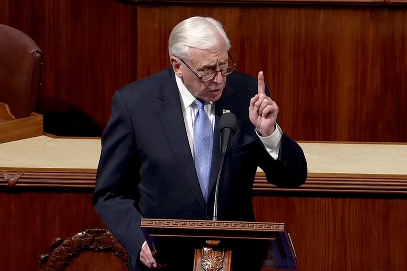 © Reuters. Deputado democrata Steny Hoyer, líder da maioria na Câmara dos Deputados dos EUA, durante pronunciamento no Capitólio