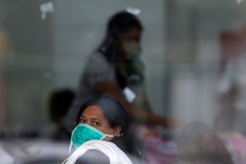 © Reuters. Pessoas utilizam máscaras de proteção contra o coronavírus em hospital de Brasília (DF)