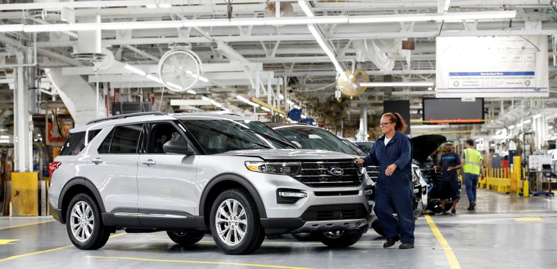 © Reuters. FILE PHOTO: A worker checks a 2020 Ford Explorer car at Ford's Chicago Assembly Plant in Chicago