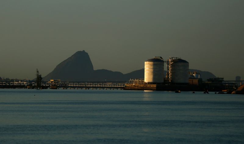 © Reuters. Tanques de armazenamento de GNL no Rio de Janeiro