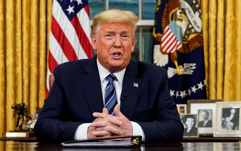 © Reuters. El presidente de Estados Unidos, Donald Trump, habla sobre la respuestaa la pandemia de coronavirus COVID-19 durante un discurso a la nación desde la Oficina Oval de la Casa Blanca, en Washington.