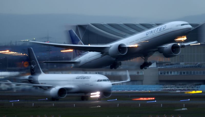 &copy; Reuters. FILE PHOTO: Airplanes of German Carrier Lufthansa and United Airlines land and take off at Frankfurt Airport