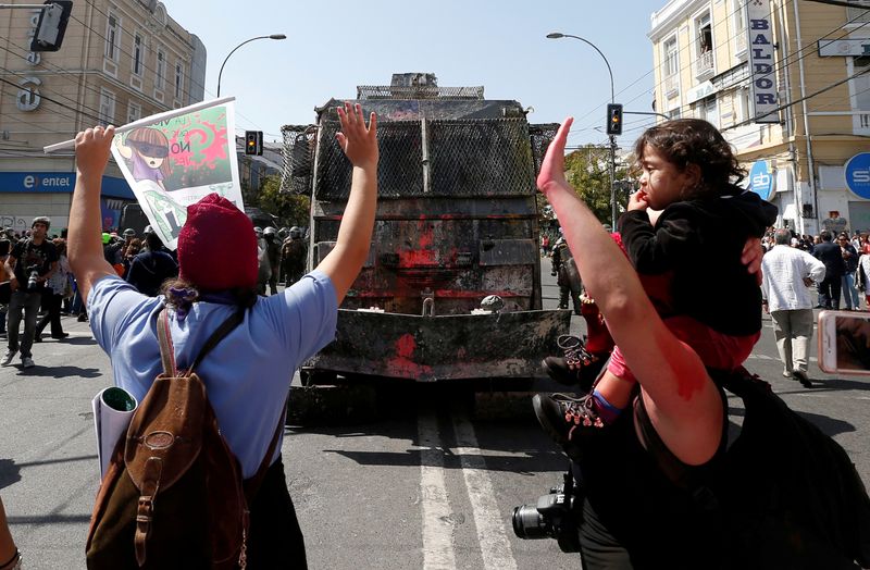 Las protestas marcan el aniversario del retorno a la democracia en Chile