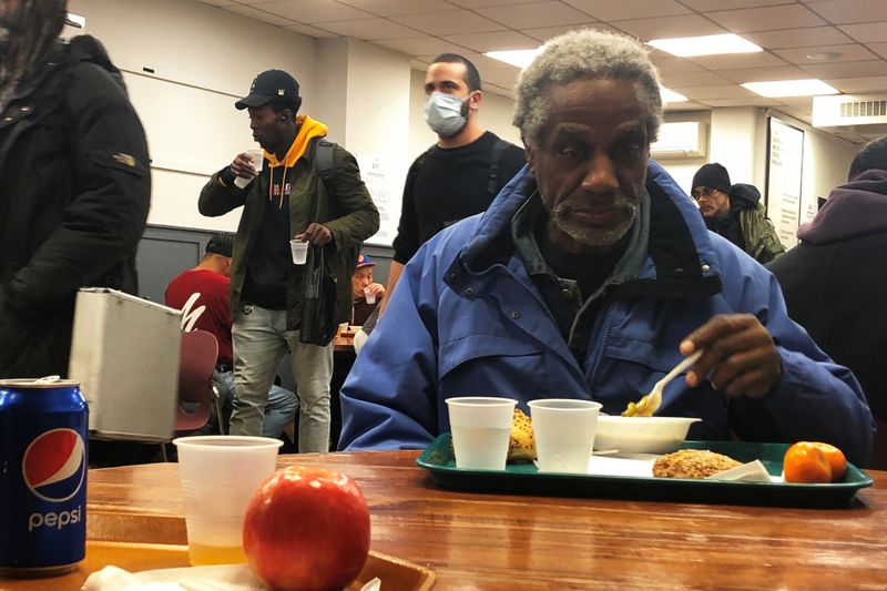 &copy; Reuters. Cecil Barrow, 66, who said he was homeless living on the streets, eats lunch inside The Bowery Mission in New York