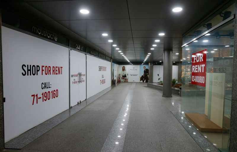 © Reuters. A view shows closed shops inside a commercial center in Beirut